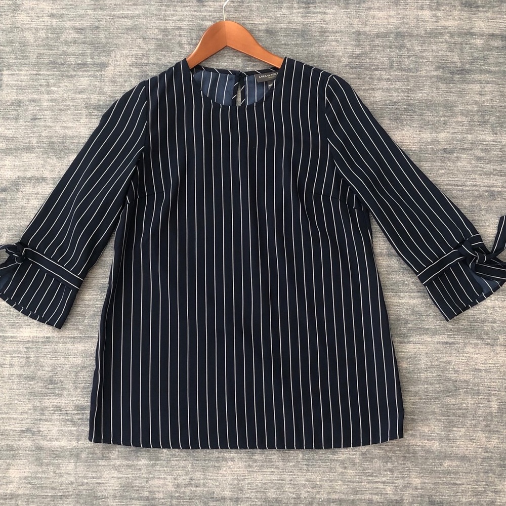 A Pea in the Pod navy blue and white blouse